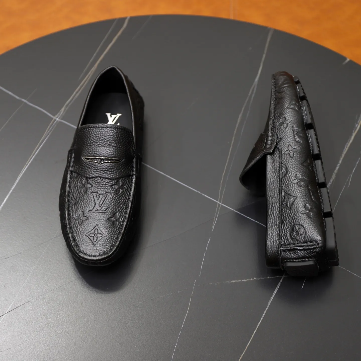 Ex-factory price: 480💰【LV】Louis Vuitton ⚠️High-end men’s driving and pedal series ⚠️38-44 (customized for 45) ⚠️All original cowhide leather! Thick and soft! Made entirely of calfskin lining! Rubber sheet anti-slip beanie sole! Three-dimensional package technology! Fashionable and classic! Handicrafts! Original high quality! Feel free to compare!